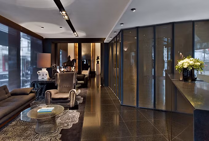 Sảnh khách sạn được trang trí với phong cách châu Âu sang trọng, màu nâu rêu chủ đạo. Khách sạn có một nhà hàng, một bể bơi trong nhà khá nhỏ, quán bar ấm cúng và phòng massage để thư giãn. Sảnh khách sạn được trang trí với phong cách châu Âu sang trọng, màu nâu rêu chủ đạo. Khách sạn có một nhà hàng, một bể bơi trong nhà khá nhỏ, quán bar ấm cúng và phòng massage để thư giãn.
