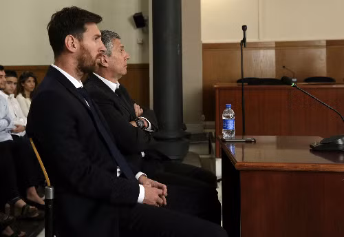 Messi cùng bố trong một phiên điều trần tội trốn thuế. Ảnh: AFP.
