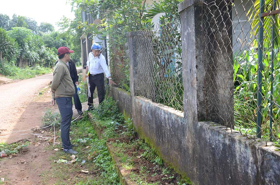  Cơ quan chức năng tiến hành đo đạc để xác định diện tích đất của ông Blôm bị thiếu. Ảnh: Thùy Dương