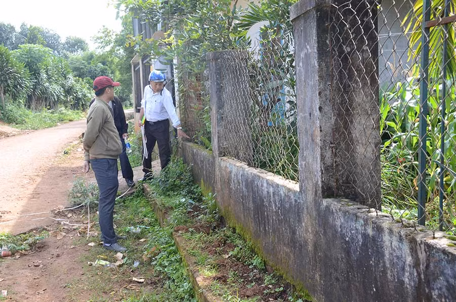  Cơ quan chức năng tiến hành đo đạc để xác định diện tích đất của ông Blôm bị thiếu. Ảnh: Thùy Dương