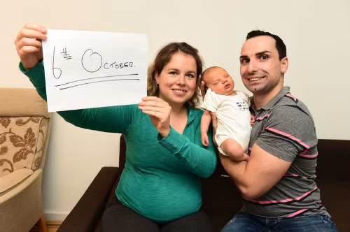 Vợ chồng Tsvetomira và Filip Pavloski hạnh phúc bên cậu con. Ảnh: Mirror.