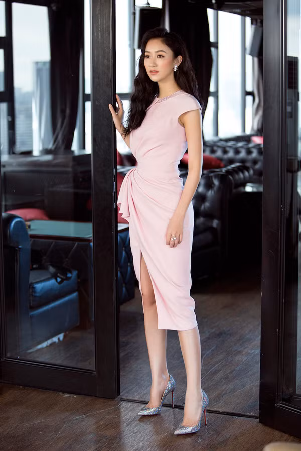 Những nếp gấp tinh tế bên hông trở thành điểm nhấn trên nền chất liệu trơn màu, đồng thời làm bật lên vòng eo nhỏ nhắn cùng vòng ba gợi cảm.