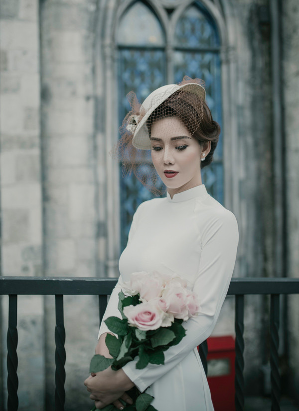 Mũ cách điệu kèm mạng che mặt đem lại vẻ bí ẩn, sang trọng cho bà mẹ đơn thân. Mũ cách điệu kèm mạng che mặt đem lại vẻ bí ẩn, sang trọng cho bà mẹ đơn thân.