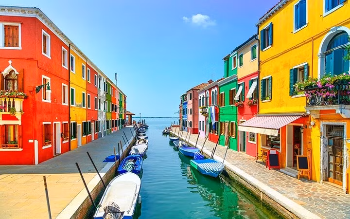  Thị trấn Burano, Venice, Italy gây ấn tượng với những tòa nhà thấp vuông vắn và vô cùng sặc sỡ bên dòng kênh.