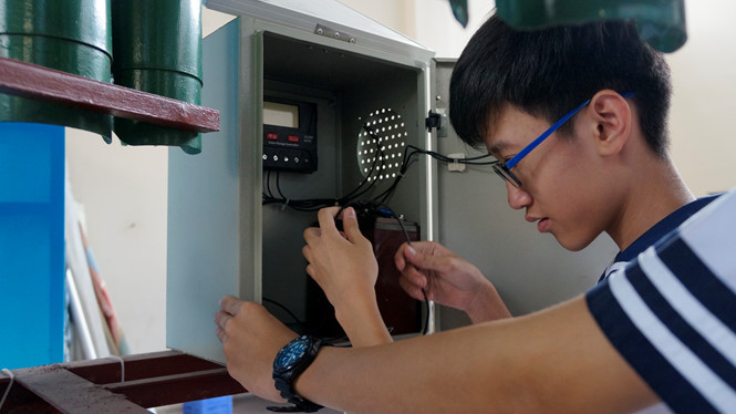 Một bộ pin mặt trời được lắp thêm vào máy phòng trường hợp gió yếu (Ảnh Lê Tân) Một bộ pin mặt trời được lắp thêm vào máy phòng trường hợp gió yếu (Ảnh Lê Tân)