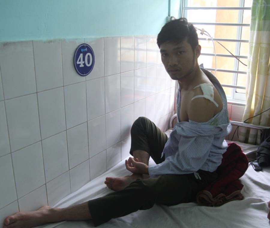 Anh Đinh Quang Thiện bị đối tượng chém vào đầu và vai. Ảnh: Văn Ngọc