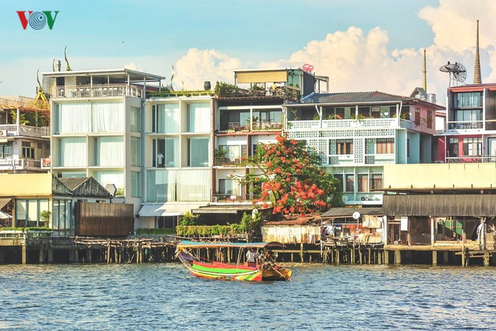 Nhưng ngay bên cạnh đó là những ngôi nhà ven sông đơn sơ, xưa cũ, những chiếc thuyền nhỏ gợi nhớ những làng nổi miền Tây Việt Nam.