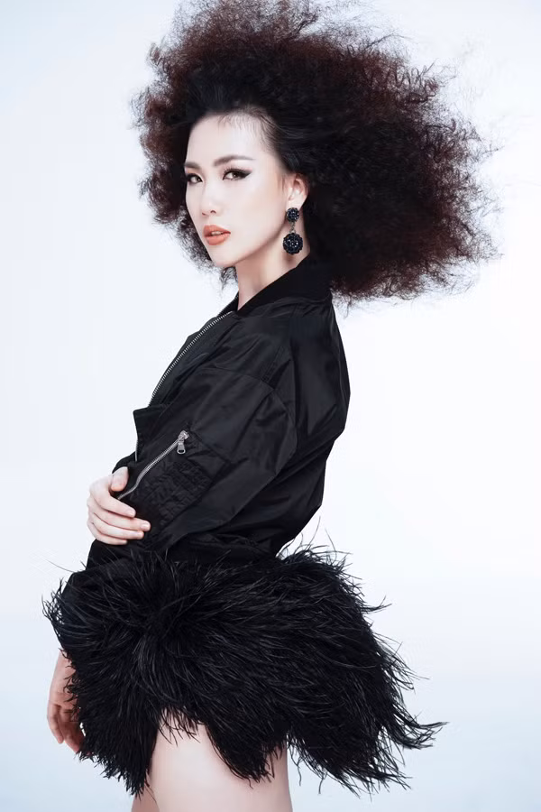 Người đẹp Hà thành tiết lộ vẫn chưa có người yêu. Hiện cô tập trung vào công việc, chưa muốn vướng bận về tình cảm. Người đẹp Hà thành tiết lộ vẫn chưa có người yêu. Hiện cô tập trung vào công việc, chưa muốn vướng bận về tình cảm.