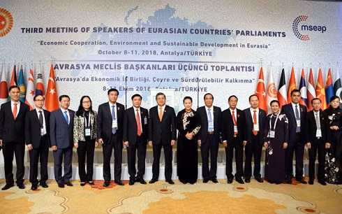  Chủ tịch Quốc hội Nguyễn Thị Kim Ngân cùng đoàn công tác.