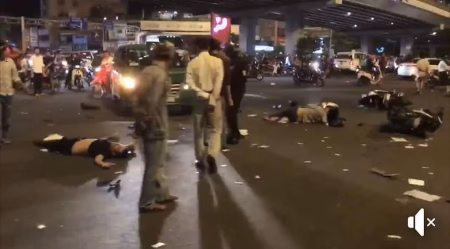 Xe gắn máy và nạn nhân nằm la liệt tại hiện trường. Ảnh: Facebook Phuc Truong