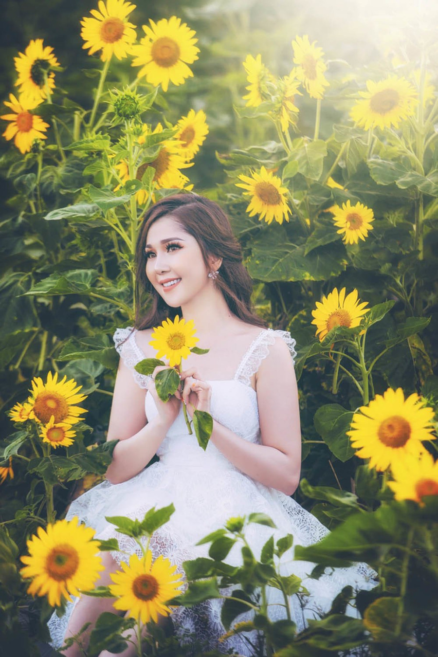  Có hàng chục loại hoa muôn màu đang khoe sắc tại đây như huớng dương, hoa cải, lavender, thạch thảo tím, hoa hồng...