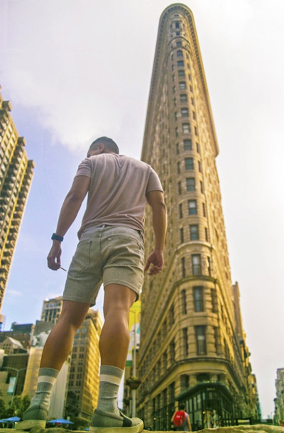 Công nghệ bluetooth điều khiển từ xa trên điện thoại cho phép Duke Nguyễn chủ động bố trí các góc chụp khó như hất ống kính từ dưới lên trên, từ trên xuống dưới, chính diện, qua vai... thông qua việc đặt máy ở các vị trí khác nhau. Để tạo ra tấm ảnh có hiệu ứng “người khổng lồ”, lấy trọn được các tòa nhà cao tầng của New York, anh đã đặt điện thoại sát mặt đất, chọn cách tạo dáng ưng ý và bấm chụp từ xa thông qua thiết bị điều khiển tích hợp bluetooth. Công nghệ bluetooth điều khiển từ xa trên điện thoại cho phép Duke Nguyễn chủ động bố trí các góc chụp khó như hất ống kính từ dưới lên trên, từ trên xuống dưới, chính diện, qua vai... thông qua việc đặt máy ở các vị trí khác nhau. Để tạo ra tấm ảnh có hiệu ứng “người khổng lồ”, lấy trọn được các tòa nhà cao tầng của New York, anh đã đặt điện thoại sát mặt đất, chọn cách tạo dáng ưng ý và bấm chụp từ xa thông qua thiết bị điều khiển tích hợp bluetooth.