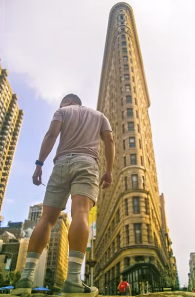 Công nghệ bluetooth điều khiển từ xa trên điện thoại cho phép Duke Nguyễn chủ động bố trí các góc chụp khó như hất ống kính từ dưới lên trên, từ trên xuống dưới, chính diện, qua vai... thông qua việc đặt máy ở các vị trí khác nhau. Để tạo ra tấm ảnh có hiệu ứng “người khổng lồ”, lấy trọn được các tòa nhà cao tầng của New York, anh đã đặt điện thoại sát mặt đất, chọn cách tạo dáng ưng ý và bấm chụp từ xa thông qua thiết bị điều khiển tích hợp bluetooth.