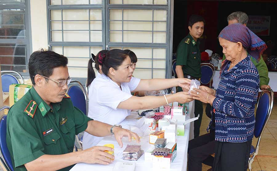  Các y-bác sĩ Bộ đội Biên phòng khám bệnh, phát thuốc cho người dân xã Ia Pnôn, huyện Đức Cơ. Ảnh: P.D