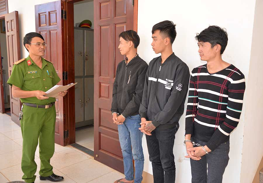 Các đối tượng Nguyễn Văn Bính, Trần Văn Mạnh, Nguyễn Dương Minh Đức bị Công an huyện Đak Đoa bắt giữ. Ảnh: Nguyễn Hữu  Các đối tượng Nguyễn Văn Bính, Trần Văn Mạnh, Nguyễn Dương Minh Đức bị Công an huyện Đak Đoa bắt giữ. Ảnh: N.H