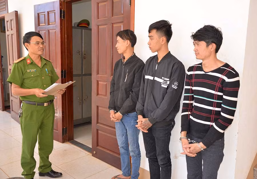  Các đối tượng Nguyễn Văn Bính, Trần Văn Mạnh, Nguyễn Dương Minh Đức bị Công an huyện Đak Đoa bắt giữ. Ảnh: N.H
