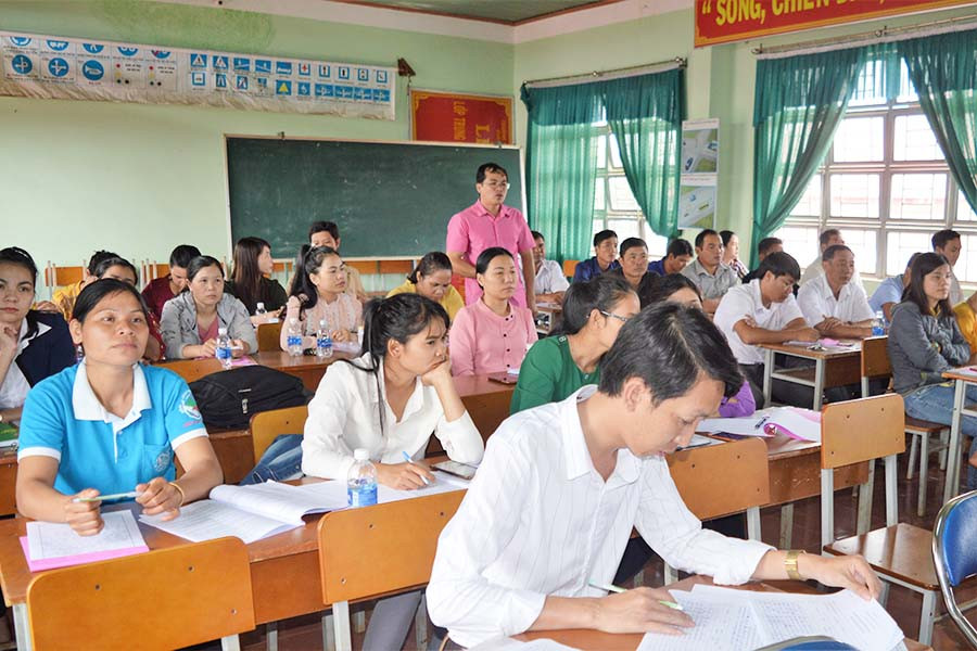  Hướng dẫn cho cán bộ huyện Đức Cơ cách tiếp cận, vận động người nghiện từ bỏ ma túy. Ảnh. Đ.Y