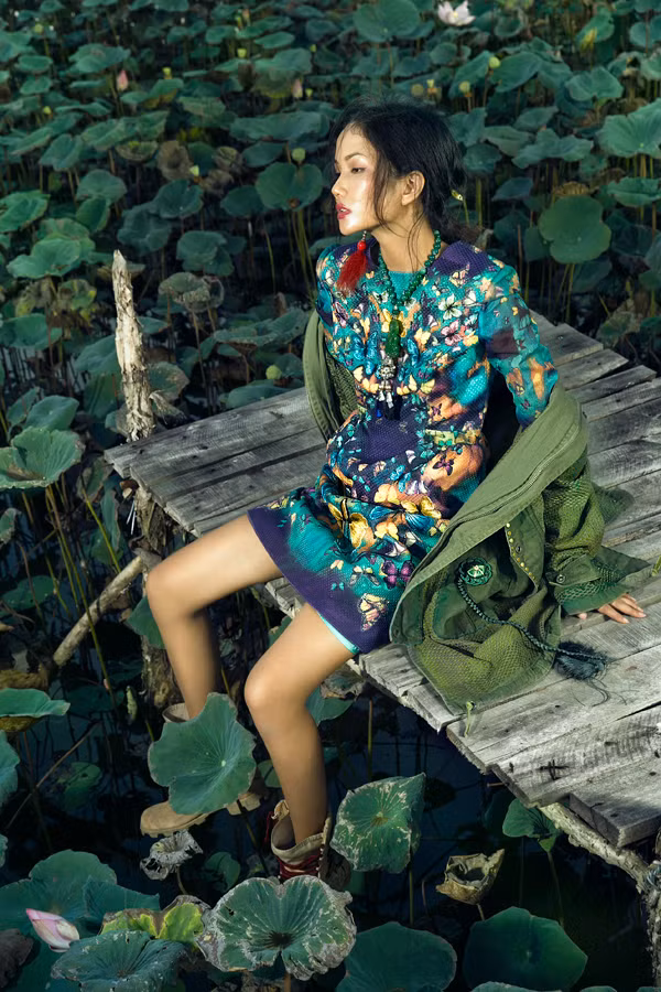 Trang phục H'Hen mặc nằm trong bộ sưu tập 'Hành trình phương Đông' sẽ được hai nhà thiết kế trình làng trong show diễn ngày 26/10 tại resort 6 sao ở Lăng Cô, Huế, nơi từng được Đỗ Mạnh Cường chọn làm địa điểm cho show xuân hè 2018. 