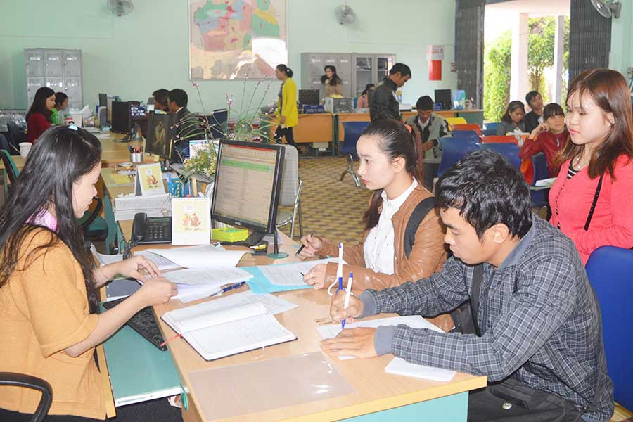  Người lao động được tư vấn hỗ trợ học nghề và nộp hồ sơ hưởng trợ cấp thất nghiệp. Ảnh: Đ.Y