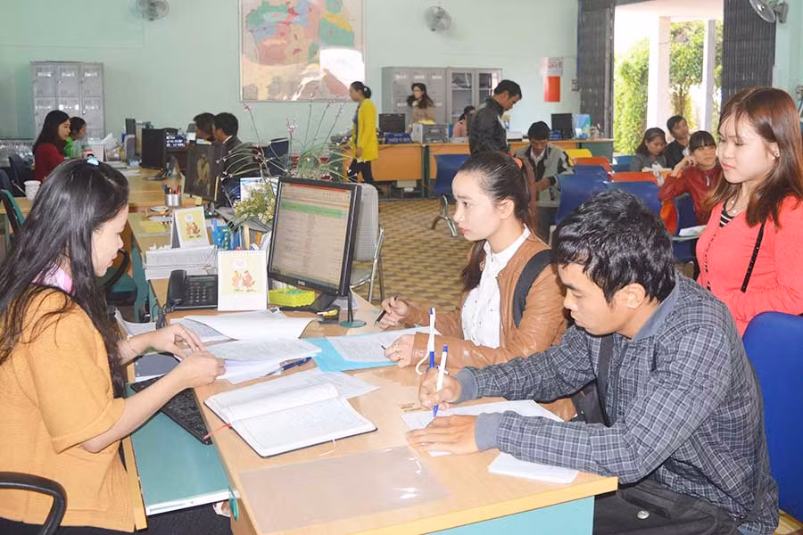  Người lao động được tư vấn hỗ trợ học nghề và nộp hồ sơ hưởng trợ cấp thất nghiệp. Ảnh: Đ.Y