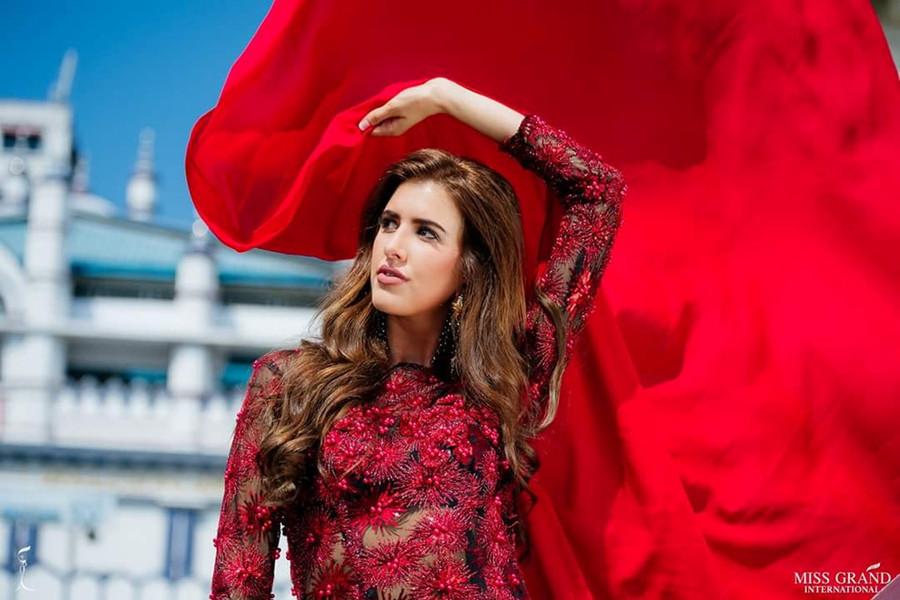  Đại diện Tây Ban Nha với tấm ảnh chân dung tỏa sáng. Patricia Lopez năm nay 19 tuổi. Cô nằm trong nhóm ứng viên tiềm năng cho ngôi vị Hoa hậu Hòa bình Quốc tế 2018.