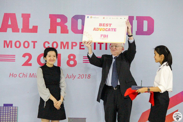 Đội thi Học viện Ngoại giao trong giây phút nhận giải vô địch vòng thi quốc gia. Đội thi Học viện Ngoại giao trong giây phút nhận giải vô địch vòng thi quốc gia.