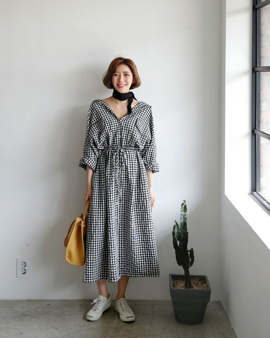 Đầm thắt eo được lấy cảm hứng từ áo sơ mi là trang phục hot trend mùa hè 2018. Bước sang không khí thu đông, chúng vẫn được phái đẹp ưa chuộng. Khi tận dụng váy mùa hè để phối đồ mùa thu, các cô nàng sành điệu không nên quên chọn thêm phụ kiện khăn vuông hợp mốt. Đầm thắt eo được lấy cảm hứng từ áo sơ mi là trang phục hot trend mùa hè 2018. Bước sang không khí thu đông, chúng vẫn được phái đẹp ưa chuộng. Khi tận dụng váy mùa hè để phối đồ mùa thu, các cô nàng sành điệu không nên quên chọn thêm phụ kiện khăn vuông hợp mốt.