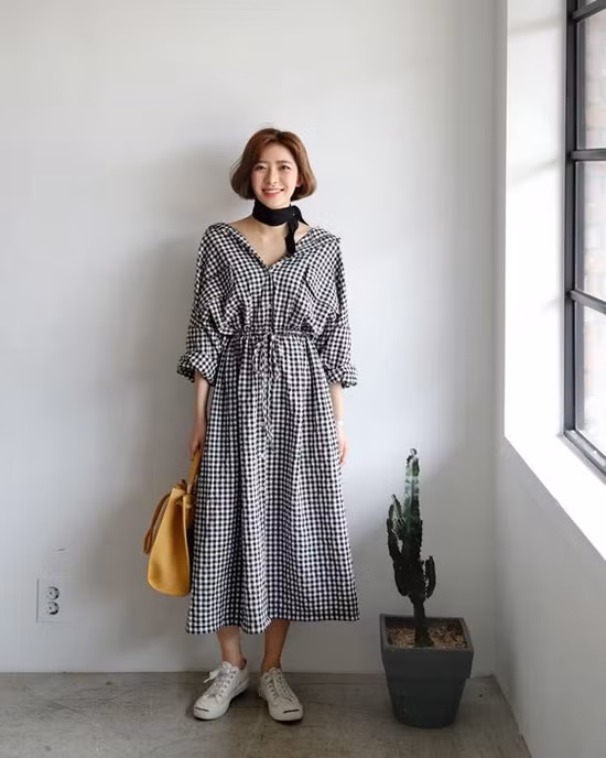  Đầm thắt eo được lấy cảm hứng từ áo sơ mi là trang phục hot trend mùa hè 2018. Bước sang không khí thu đông, chúng vẫn được phái đẹp ưa chuộng. Khi tận dụng váy mùa hè để phối đồ mùa thu, các cô nàng sành điệu không nên quên chọn thêm phụ kiện khăn vuông hợp mốt.