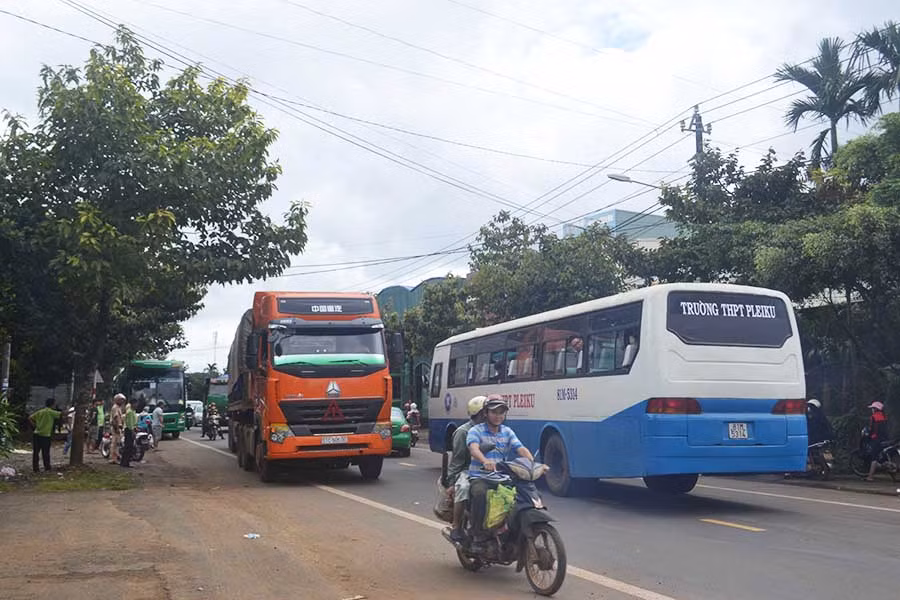  Giá xăng dầu tăng đã ảnh hưởng rất nhiều đến hoạt động của các đơn vị kinh doanh vận tải và đời sống người dân. Ảnh: L.L