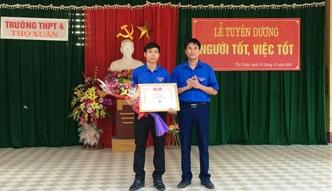 Đại diện Huyện đoàn Thọ Xuân trao bằng khen của Tỉnh đoàn Thanh Hóa cho thầy giáo Phạm Văn Thiện Đại diện Huyện đoàn Thọ Xuân trao bằng khen của Tỉnh đoàn Thanh Hóa cho thầy giáo Phạm Văn Thiện