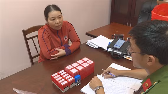  Đối tượng Liên bị bắt giữ tại cơ quan công an