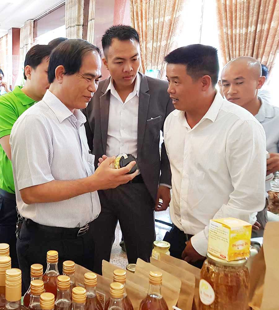  Chủ tịch UBND tỉnh Võ Ngọc Thành (hàng trước, bìa trái) tham quan gian hàng của Câu lạc bộ Khởi nghiệp nông nghiệp Gia Lai. Ảnh: H.Đ.T