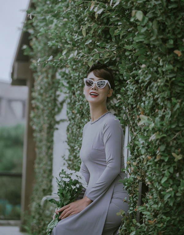 Từng là một trong những chân dài sáng danh tại Hà Nội vào những năm 2000, Lò Thị Sao Xa được mệnh danh "người mẫu đông con nhất Việt Nam" bởi cô có tới 7 người con. Lúc 21 tuổi và vẫn còn độc thân, cô đã nhận nuôi ba con từ khi các bé mới lọt lòng. Sau đó, cô kết hôn, có thêm một cậu con trai, nhưng nhanh chóng kết thúc mối duyên này. Năm 2009, Sao Xa tái hôn và sinh thêm ba con nữa. Tuy nhiên, những bất đồng trong cuộc sống vợ chồng tiếp tục xảy ra khiến cô một lần nữa ly hôn và một mình nuôi bảy con. Từng là một trong những chân dài sáng danh tại Hà Nội vào những năm 2000, Lò Thị Sao Xa được mệnh danh