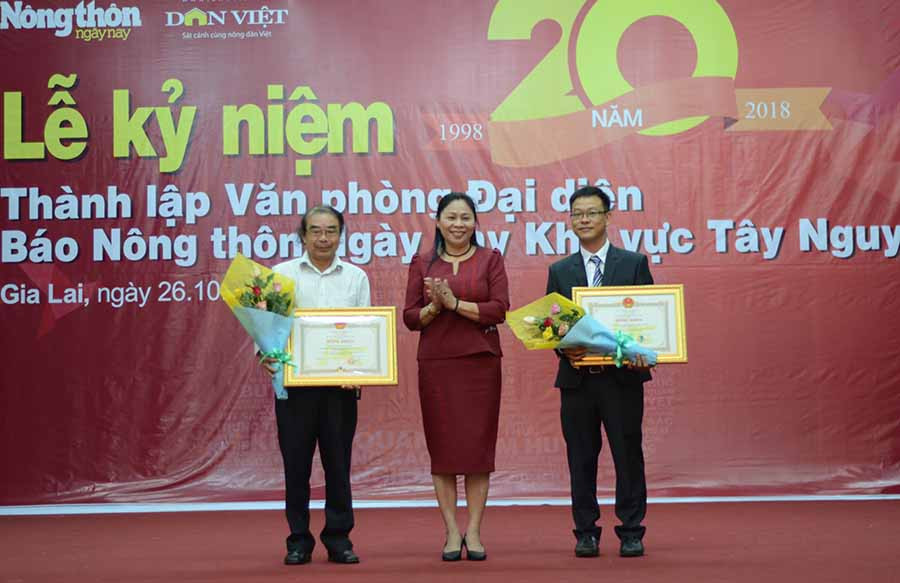 Bà Huỳnh Nữ Thu Hà-Phó Chủ tịch UBND tỉnh Gia Lai tặng Bằng khen cho tập thể, cá nhân phóng viên Văn phòng Đại diện Báo Nông thôn ngày nay khu vực Tây Nguyên. Ảnh: Phương Linh Bà Huỳnh Nữ Thu Hà-Phó Chủ tịch UBND tỉnh Gia Lai tặng Bằng khen cho tập thể, cá nhân phóng viên Văn phòng Đại diện Báo Nông thôn ngày nay khu vực Tây Nguyên. Ảnh: Phương Linh