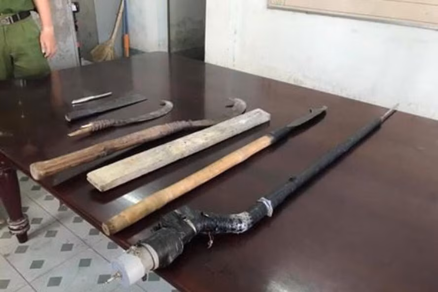 Dao rựa, súng tự chế của băng nhóm hoạt động đòi bảo kê ở TP.Nha Trang (Khánh Hòa). Ảnh: P.V