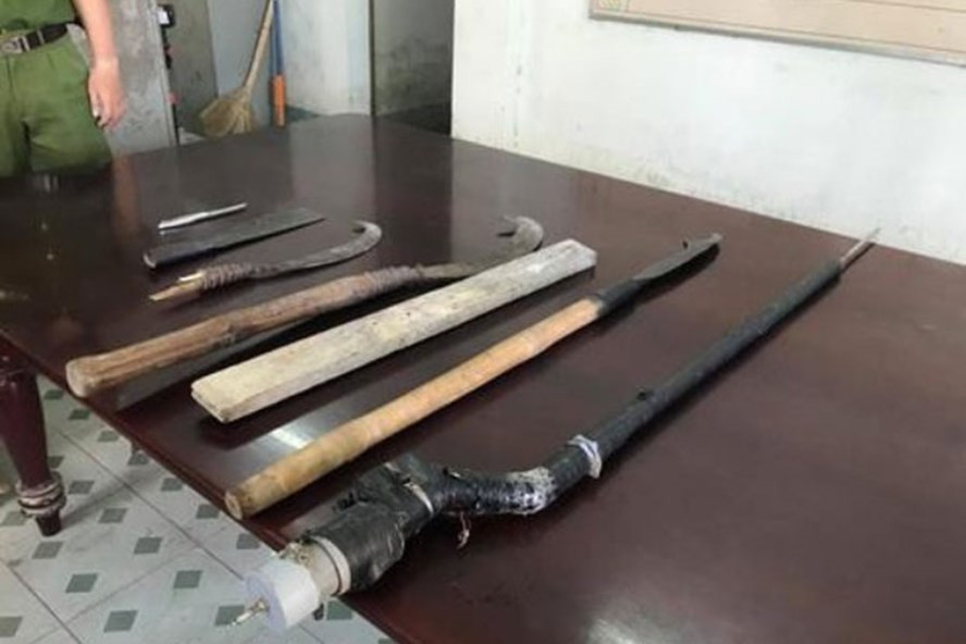 Dao rựa, súng tự chế của băng nhóm hoạt động đòi bảo kê ở TP.Nha Trang (Khánh Hòa). Ảnh: P.V