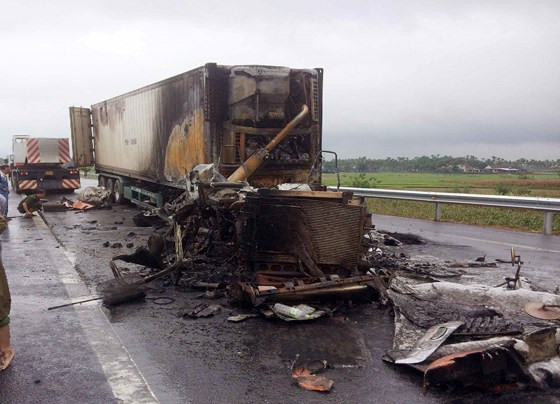 Chiếc xe bị cháy sau va chạm Chiếc xe bị cháy sau va chạm