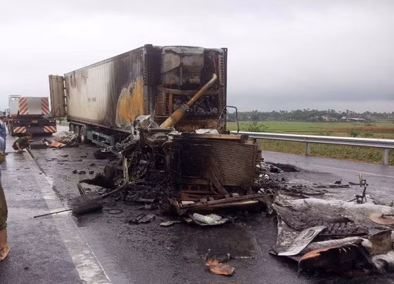 Chiếc xe bị cháy sau va chạm