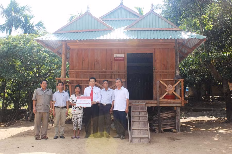  Nhờ nguồn tài trợ an sinh xã hội của Agribank Đông Gia Lai, sự hỗ trợ của cộng đồng và chính quyền địa phương, bà Bêh (làng Tbưng, xã Đak Pling, huyện Kông Chro) đã có được ngôi nhà sàn ấm cúng. Ảnh: S.C
