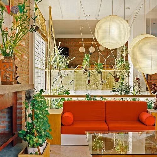  Điểm nhấn trong nội thất là không gian lầu 1 với phòng sinh hoạt chung và phòng bếp liên thông nhưng vẫn có ngăn cách qua khoảng thông tầng. Giải pháp lệch tầng cho phép phòng sinh hoạt chung cao, phù hợp với không gian lớn.