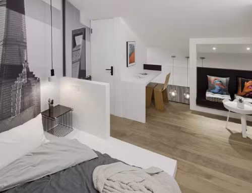 Không gian chật hẹp nhưng ông vẫn khéo léo sắp xếp riêng biệt bàn làm việc, bàn ngồi thưởng thức cà phê.