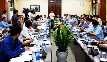 Đại diện Tập đoàn chăn nuôi Dabaco cam kết giảm giá lợn hơi. Ảnh: Đình Thắng