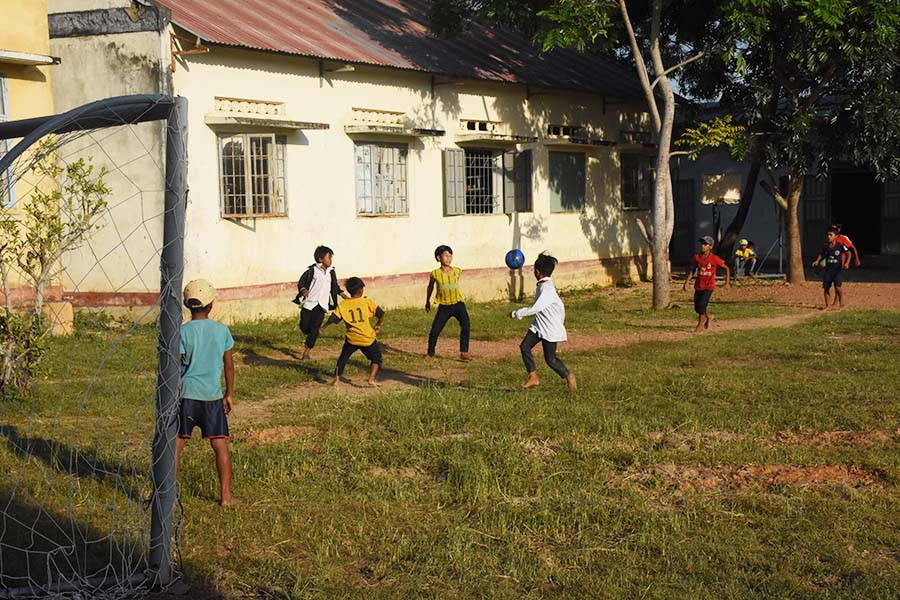 Học sinh làng Cheng Leng đá bóng cùng bạn khác lớp. Ảnh: Nguyễn Tú
