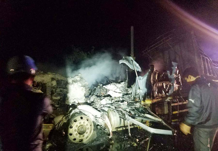 Chiếc xe tải đã bị thiêu rụi. Ảnh: Văn Ngọc