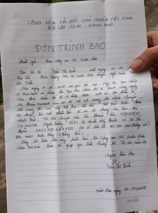 Chị Bình làm đơn trình báo cơ quan công an.  Chị Bình làm đơn trình báo cơ quan công an.