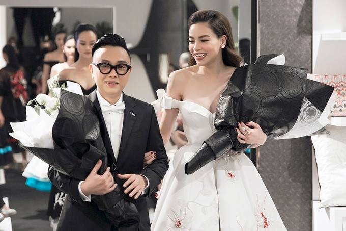 Nữ ca sĩ diện chiếc váy phom dáng xòe, trễ vai và sải bước trên sàn diễn cùng Công Trí. Đây là lần hiếm hoi người đẹp trình diễn thời trang. Nữ ca sĩ diện chiếc váy phom dáng xòe, trễ vai và sải bước trên sàn diễn cùng Công Trí. Đây là lần hiếm hoi người đẹp trình diễn thời trang.