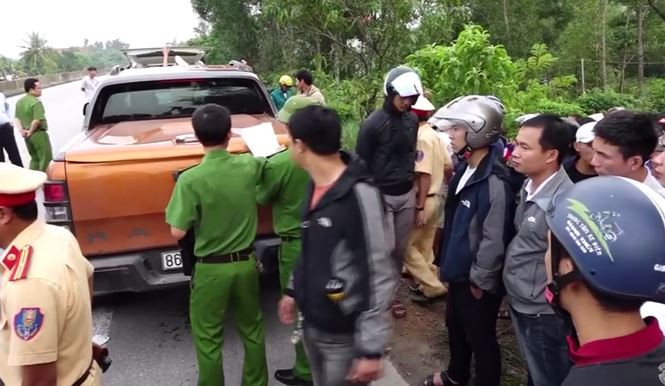 Hai đối tượng chạy trốn để lại chiếc xe bán tải chở đầy ma túy đá Hai đối tượng chạy trốn để lại chiếc xe bán tải chở đầy ma túy đá