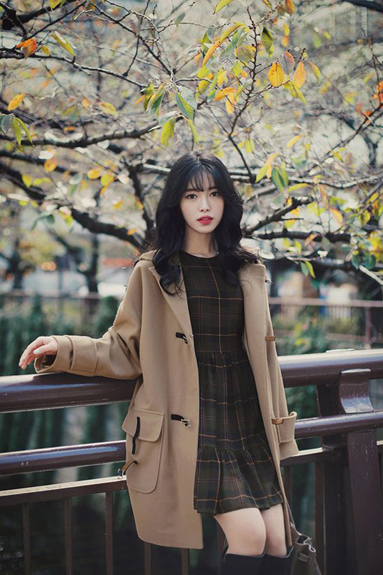 Đối với những bạn gái có vóc dáng nhỏ nhắn, nên chọn cách phối màu đồng điệu giữa váy và áo khoác. Sự hài hoà giữa các trang phục sẽ phần nào che đi khuyết điểm về hình thể.  Đối với những bạn gái có vóc dáng nhỏ nhắn, nên chọn cách phối màu đồng điệu giữa váy và áo khoác. Sự hài hoà giữa các trang phục sẽ phần nào che đi khuyết điểm về hình thể.
