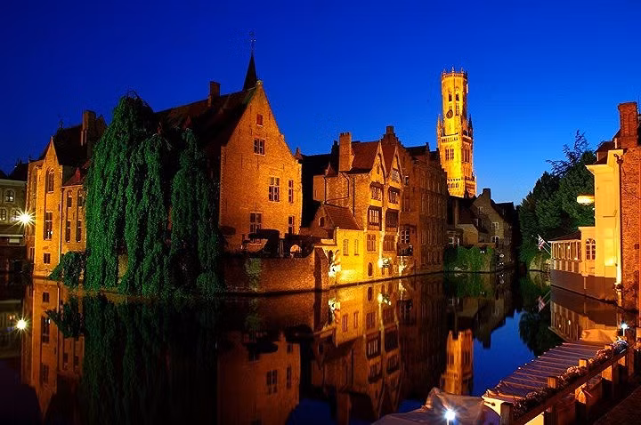 Bruges, Bỉ. Với hệ thống kênh rạch luồn lách quanh những ngôi nhà cổ, thành phố được coi là một trong những địa điểm có phong cảnh đẹp nhất ở châu Âu.