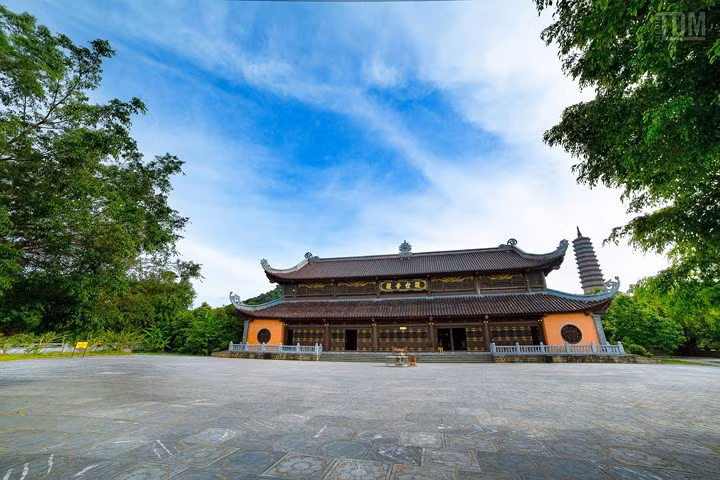  Điện cũng lợp bằng ngói men ống Bát Tràng. Trong điện có 32 cột, gổm 2 hàng cột cái, mỗi hàng 6 cột và 4 phía có 20 cột xung quanh. Cột cái của điện đều làm bằng gỗ tứ thiết, mồi cột cái cao 11,8m, đường kính 0,7m; cột con cao 4,8m, đường kính 0,56m. Tất cả 32 cột đều được đặt trên các tảng đá hoa sen hình vuông.